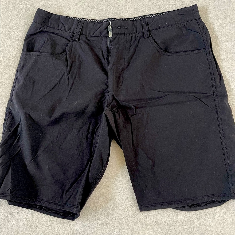 Vuori Shorts - size 32